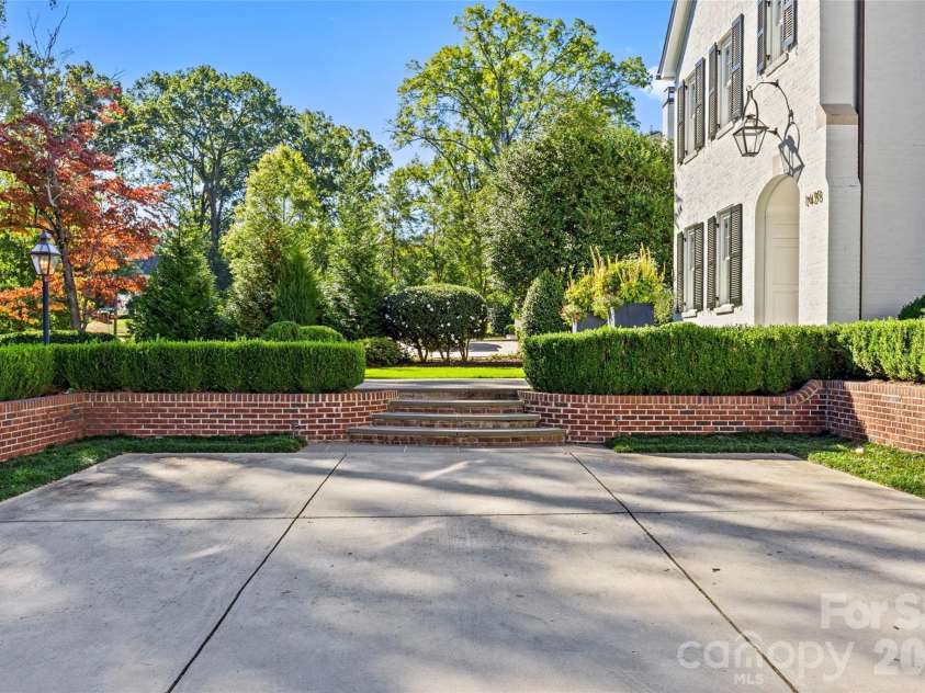 1438 Queens Road, Charlotte, NC 28207.  MLS# CAR4345945, YatesRealty ID 6637. Front Parking