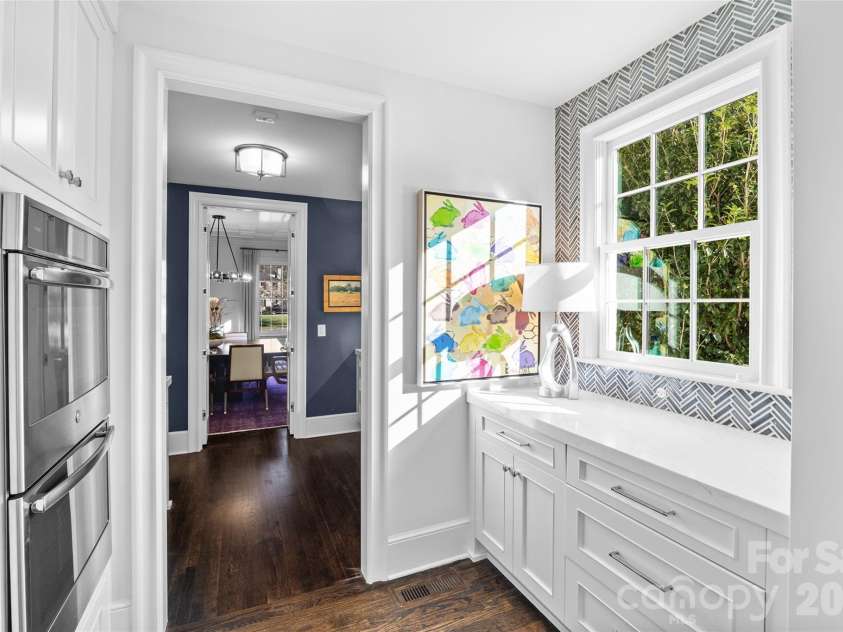 1438 Queens Road, Charlotte, NC 28207.  MLS# CAR4345945, YatesRealty ID 6637. Kitchen