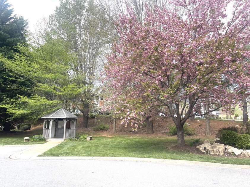 15 Holiday Drive, Arden, NC 28704.  MLS# CAR4247289, YatesRealty ID 6638. 