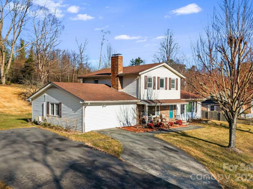 154 Harris Street, Spruce Pine, NC 28777.  MLS# CAR4333883, YatesRealty ID 6640. 
