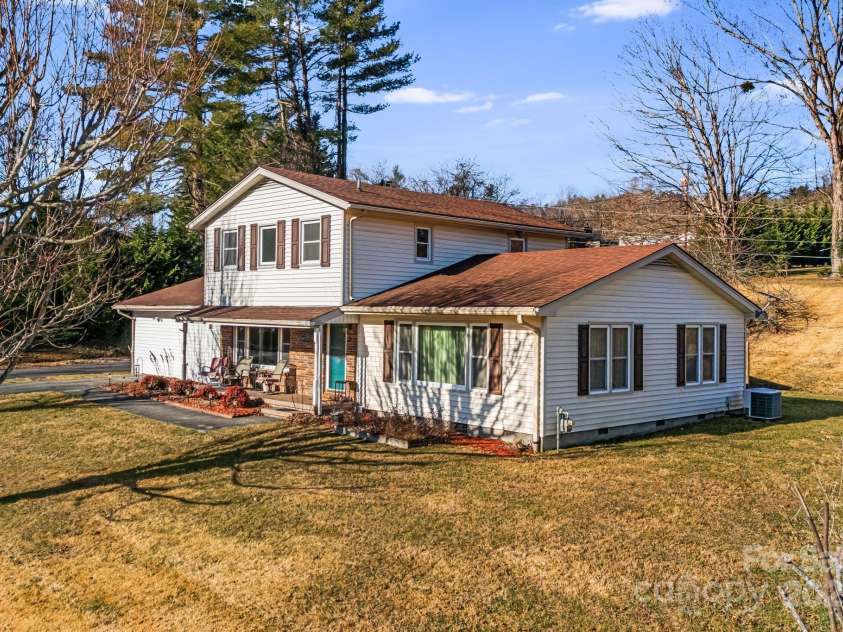 154 Harris Street, Spruce Pine, NC 28777.  MLS# CAR4333883, YatesRealty ID 6640. 