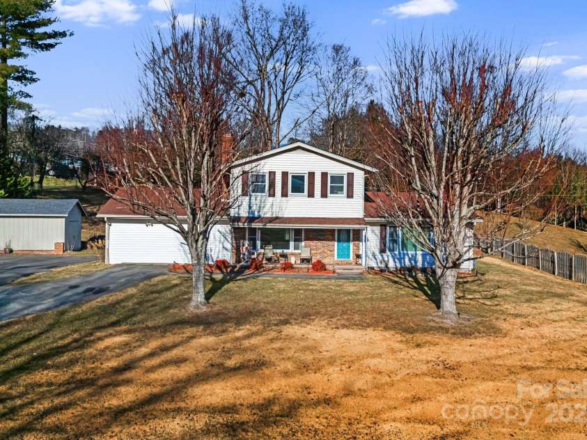 154 Harris Street, Spruce Pine, NC 28777.  MLS# CAR4333883, YatesRealty ID 6640. 