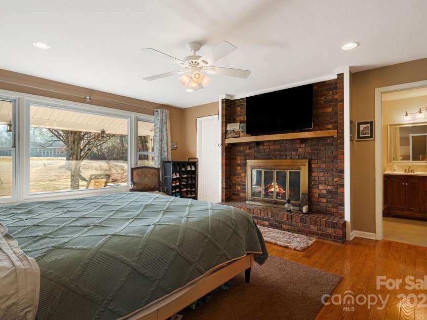 154 Harris Street, Spruce Pine, NC 28777.  MLS# CAR4333883, YatesRealty ID 6640. 
