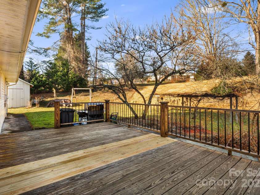 154 Harris Street, Spruce Pine, NC 28777.  MLS# CAR4333883, YatesRealty ID 6640. 