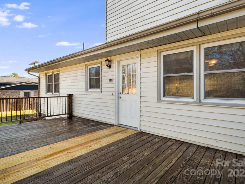 154 Harris Street, Spruce Pine, NC 28777.  MLS# CAR4333883, YatesRealty ID 6640. 