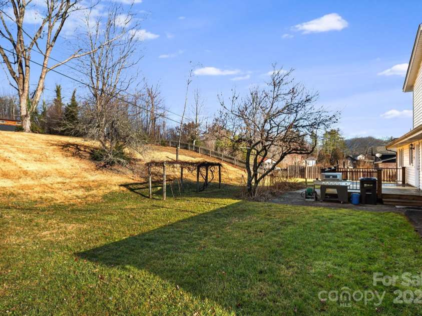 154 Harris Street, Spruce Pine, NC 28777.  MLS# CAR4333883, YatesRealty ID 6640. 