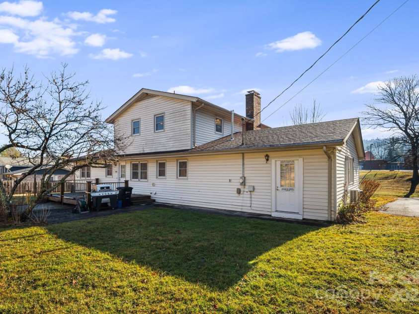 154 Harris Street, Spruce Pine, NC 28777.  MLS# CAR4333883, YatesRealty ID 6640. 