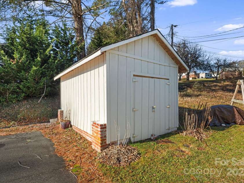 154 Harris Street, Spruce Pine, NC 28777.  MLS# CAR4333883, YatesRealty ID 6640. 