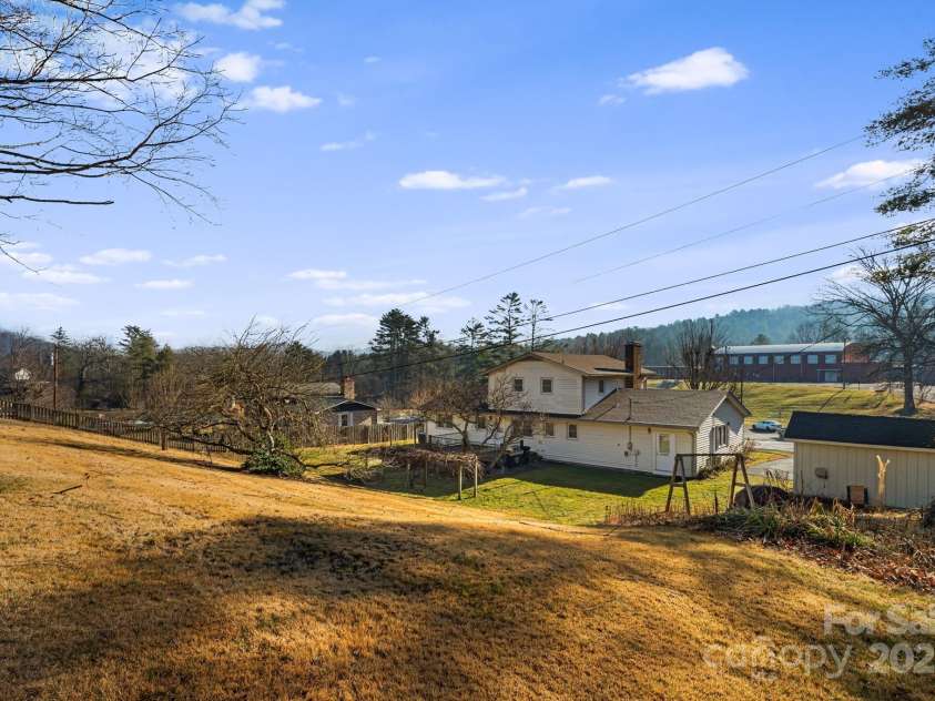 154 Harris Street, Spruce Pine, NC 28777.  MLS# CAR4333883, YatesRealty ID 6640. 