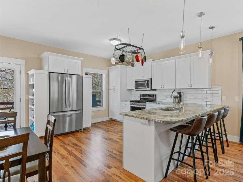 219 Westover Alley, Asheville, NC 28801.  MLS# CAR4240387, YatesRealty ID 6644. Breakfast Bar