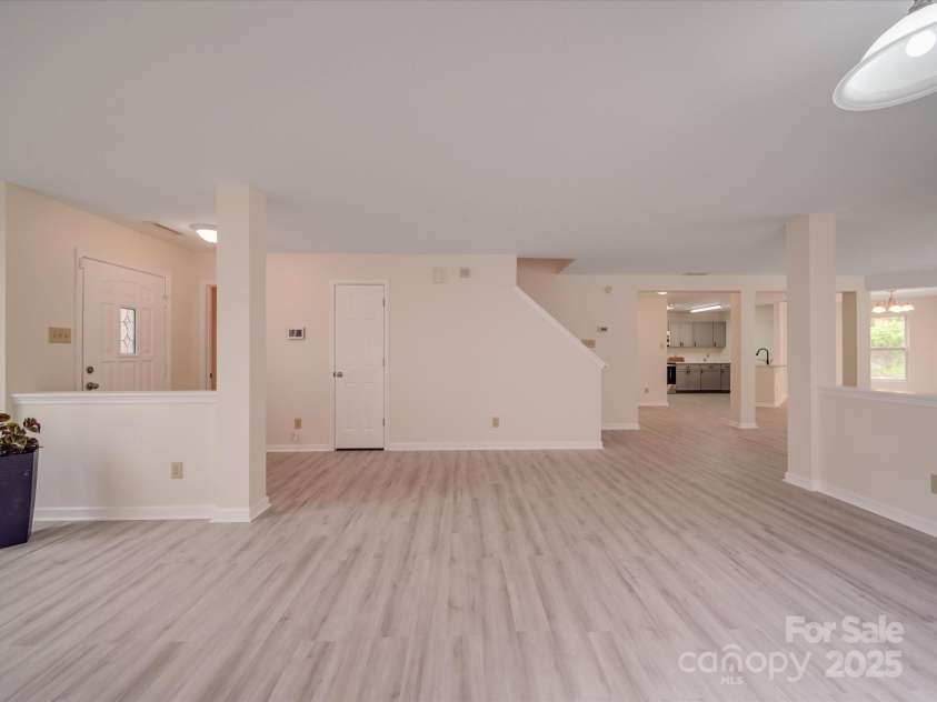 3227 Deshler Morris Lane, Charlotte, NC 28216.  MLS# CAR4244473, YatesRealty ID 6645. 