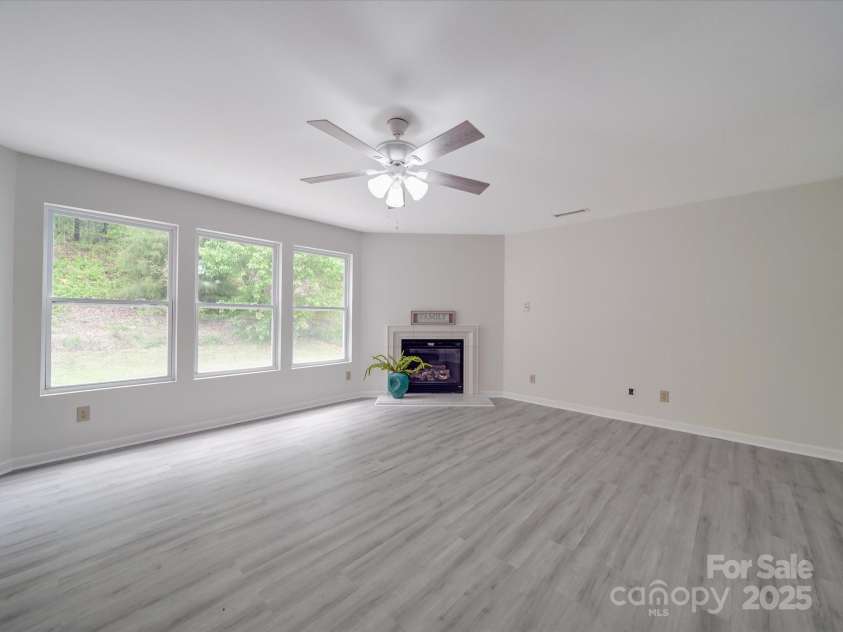 3227 Deshler Morris Lane, Charlotte, NC 28216.  MLS# CAR4244473, YatesRealty ID 6645. 