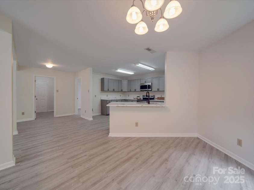 3227 Deshler Morris Lane, Charlotte, NC 28216.  MLS# CAR4244473, YatesRealty ID 6645. 