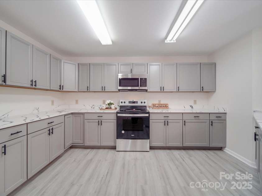 3227 Deshler Morris Lane, Charlotte, NC 28216.  MLS# CAR4244473, YatesRealty ID 6645. 