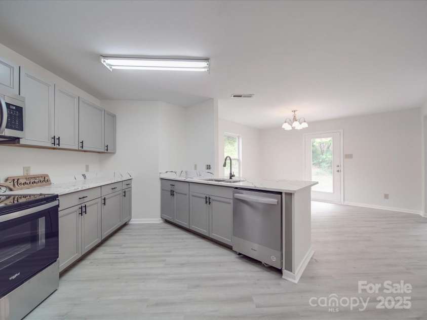 3227 Deshler Morris Lane, Charlotte, NC 28216.  MLS# CAR4244473, YatesRealty ID 6645. 