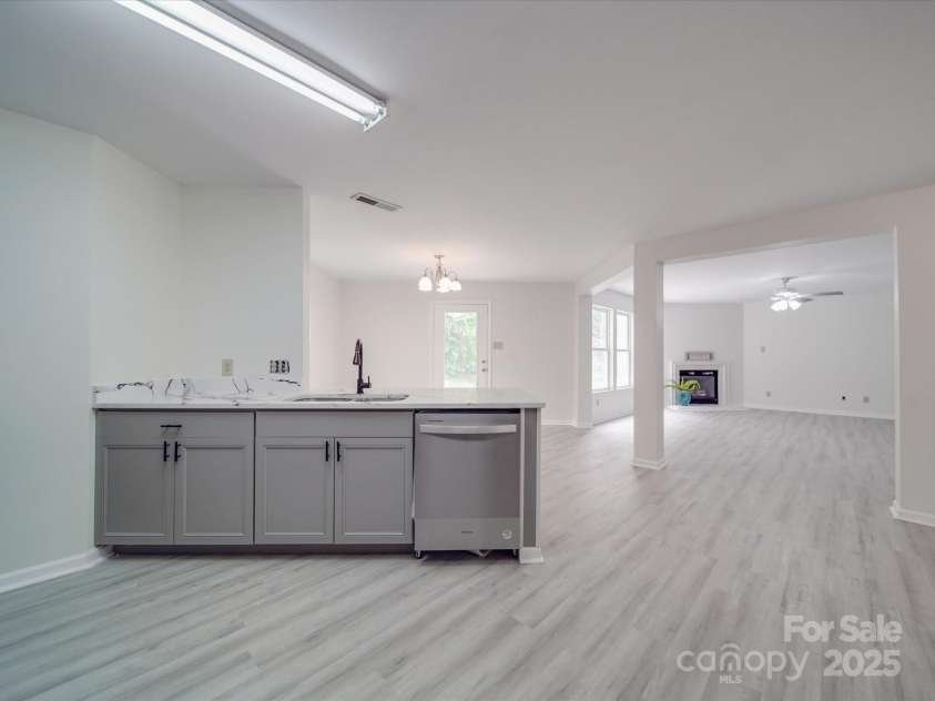 3227 Deshler Morris Lane, Charlotte, NC 28216.  MLS# CAR4244473, YatesRealty ID 6645. 