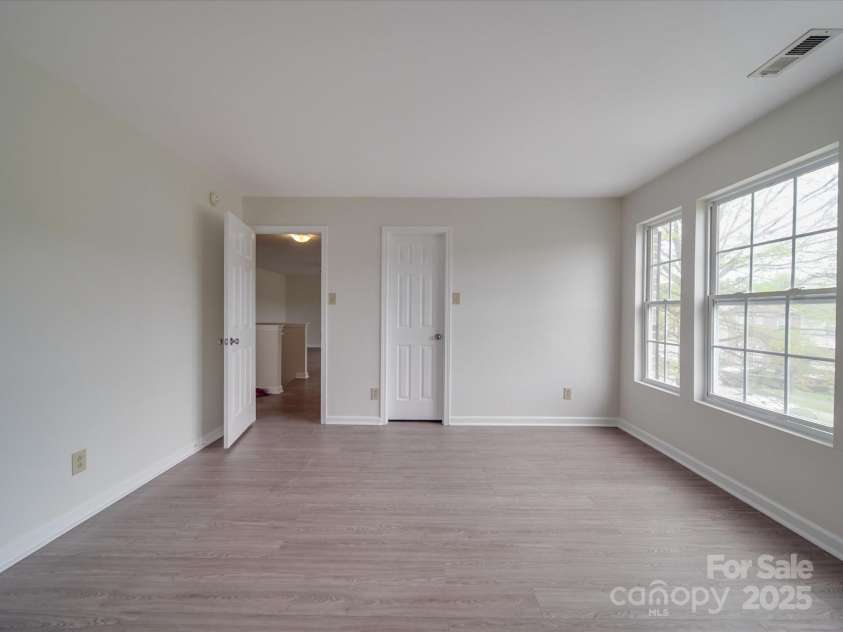 3227 Deshler Morris Lane, Charlotte, NC 28216.  MLS# CAR4244473, YatesRealty ID 6645. 