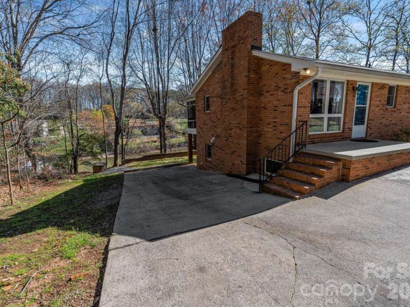 8032 Lakeview Drive, Denver, NC 28037.  MLS# CAR4359388, YatesRealty ID 6647. 