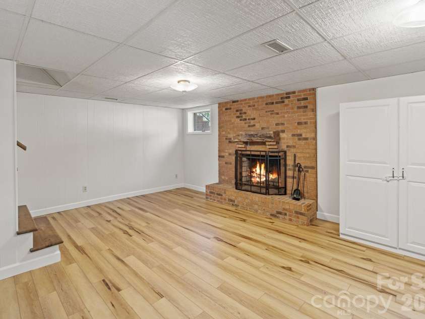8032 Lakeview Drive, Denver, NC 28037.  MLS# CAR4359388, YatesRealty ID 6647. 