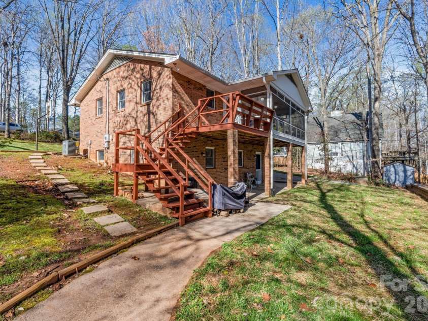 8032 Lakeview Drive, Denver, NC 28037.  MLS# CAR4359388, YatesRealty ID 6647. 