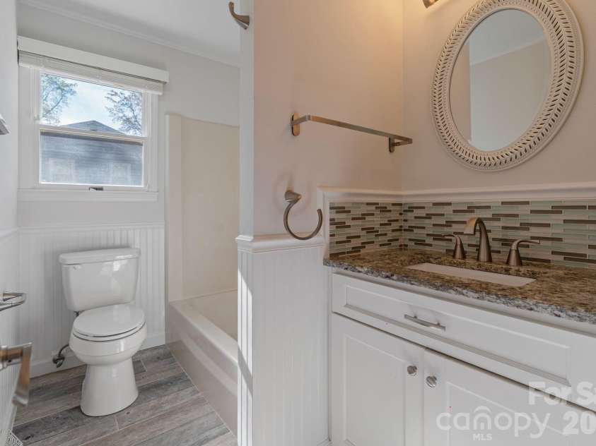 8032 Lakeview Drive, Denver, NC 28037.  MLS# CAR4359388, YatesRealty ID 6647. Full bath on main