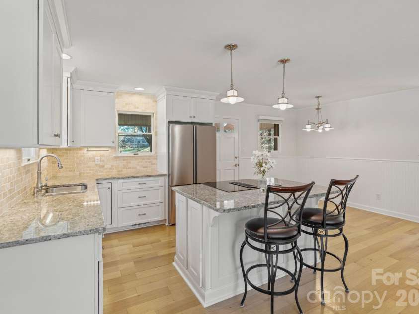 8032 Lakeview Drive, Denver, NC 28037.  MLS# CAR4359388, YatesRealty ID 6647. Fully renovated kitchen 