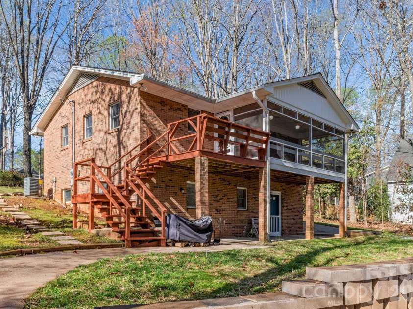 8032 Lakeview Drive, Denver, NC 28037.  MLS# CAR4359388, YatesRealty ID 6647. Welcome Home