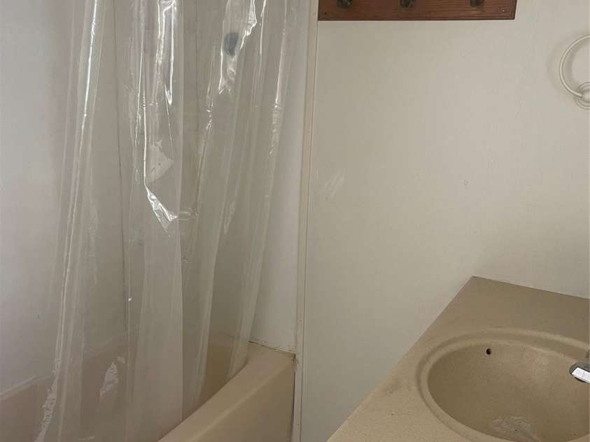 104 Poplar Street, Clover, SC 29710.  MLS# CAR4246807, YatesRealty ID 6648. Bathroom Tub/Shower