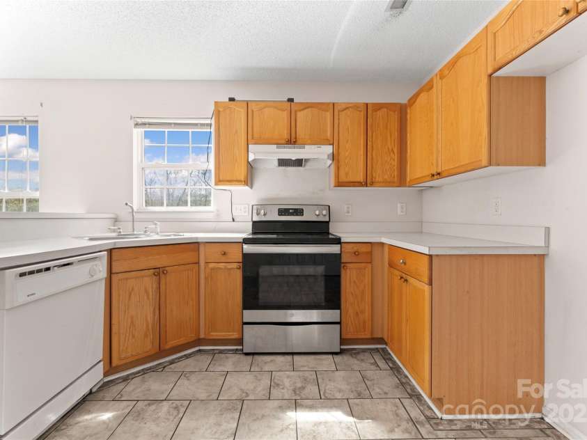 2802 Longspur Drive, Matthews, NC 28105.  MLS# CAR4219732, YatesRealty ID 6649. 