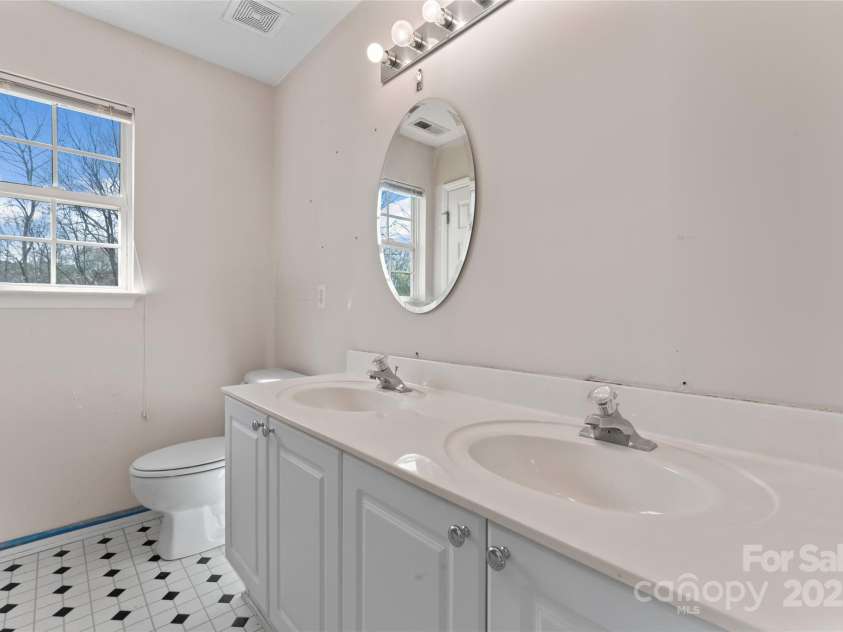 2802 Longspur Drive, Matthews, NC 28105.  MLS# CAR4219732, YatesRealty ID 6649. 