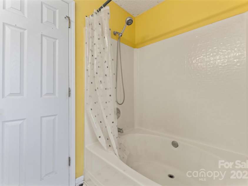 2802 Longspur Drive, Matthews, NC 28105.  MLS# CAR4219732, YatesRealty ID 6649. 