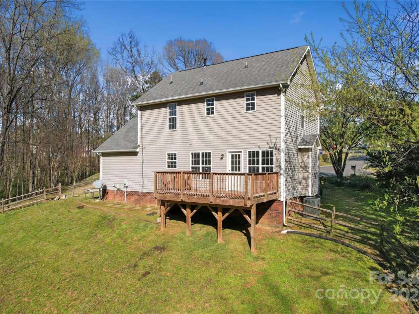 2802 Longspur Drive, Matthews, NC 28105.  MLS# CAR4219732, YatesRealty ID 6649. 