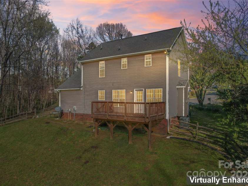 2802 Longspur Drive, Matthews, NC 28105.  MLS# CAR4219732, YatesRealty ID 6649. 