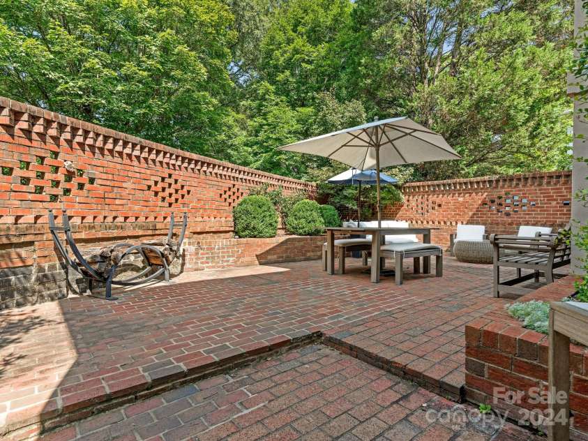 1218 Wareham Court, Charlotte, NC 28207.  MLS# CAR4177467, YatesRealty ID 665. Courtyard