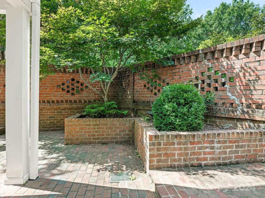 1218 Wareham Court, Charlotte, NC 28207.  MLS# CAR4177467, YatesRealty ID 665. Courtyard Gardens