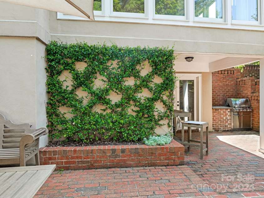 1218 Wareham Court, Charlotte, NC 28207.  MLS# CAR4177467, YatesRealty ID 665. Courtyard Gardens