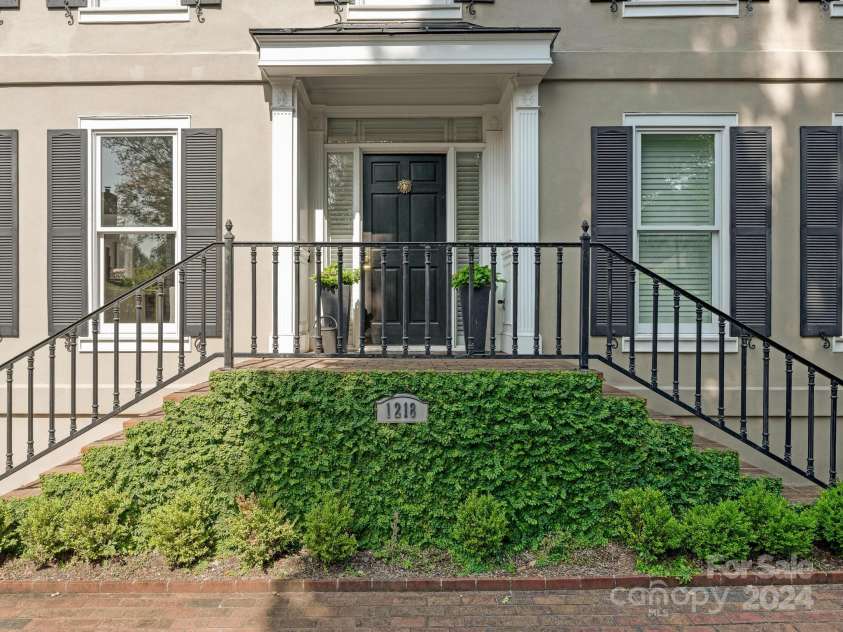 1218 Wareham Court, Charlotte, NC 28207.  MLS# CAR4177467, YatesRealty ID 665. Front Entry