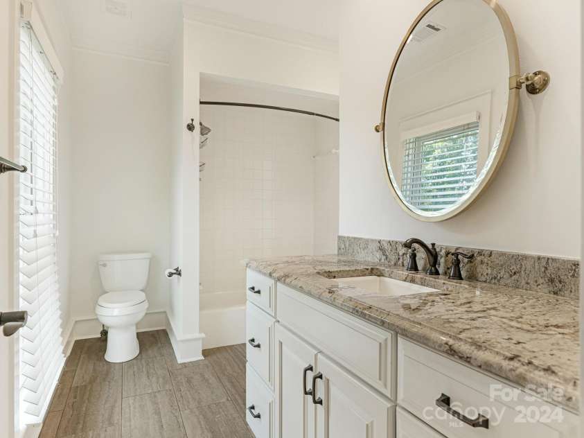 1218 Wareham Court, Charlotte, NC 28207.  MLS# CAR4177467, YatesRealty ID 665. Full Bath