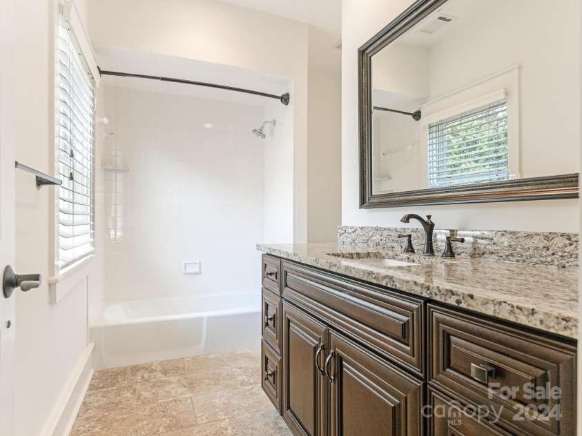 1218 Wareham Court, Charlotte, NC 28207.  MLS# CAR4177467, YatesRealty ID 665. Full Bath