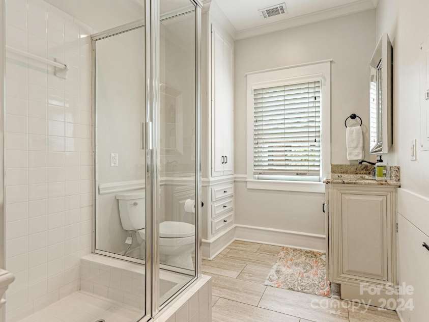 1218 Wareham Court, Charlotte, NC 28207.  MLS# CAR4177467, YatesRealty ID 665. Full Bath
