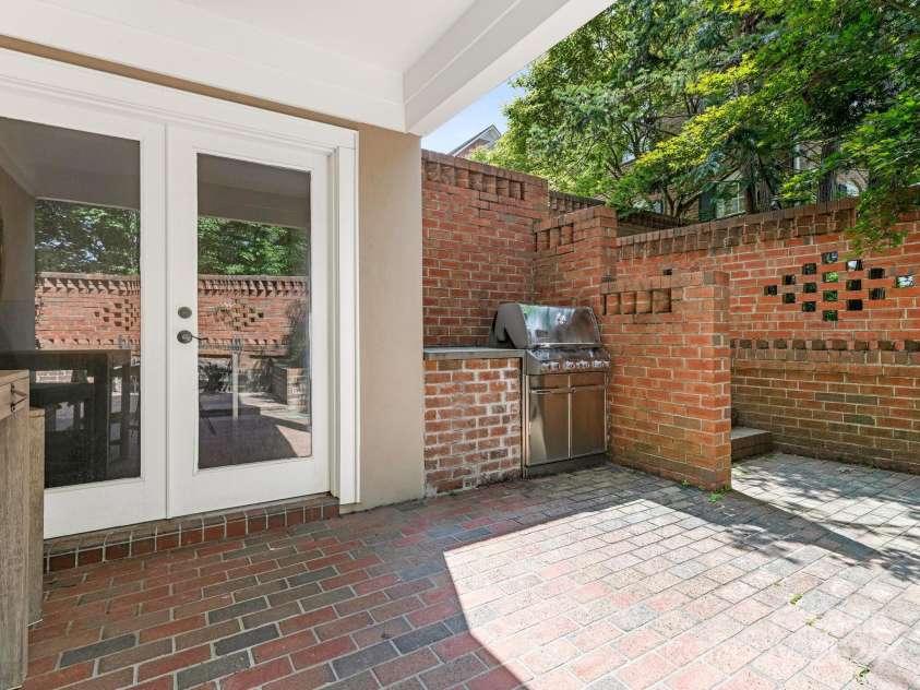 1218 Wareham Court, Charlotte, NC 28207.  MLS# CAR4177467, YatesRealty ID 665. Grill Area
