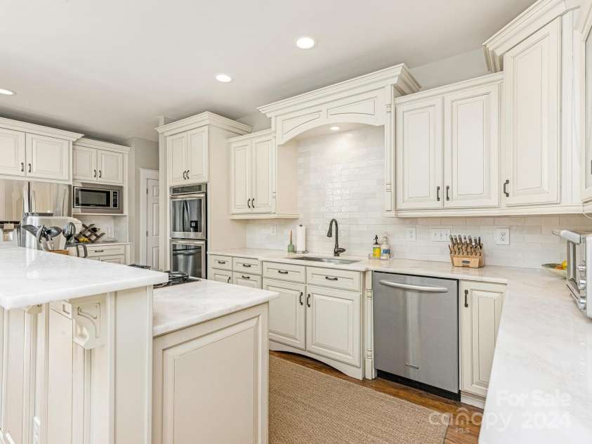 1218 Wareham Court, Charlotte, NC 28207.  MLS# CAR4177467, YatesRealty ID 665. Kitchen