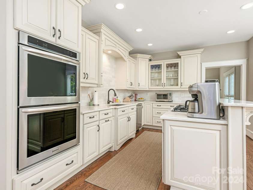 1218 Wareham Court, Charlotte, NC 28207.  MLS# CAR4177467, YatesRealty ID 665. Kitchen