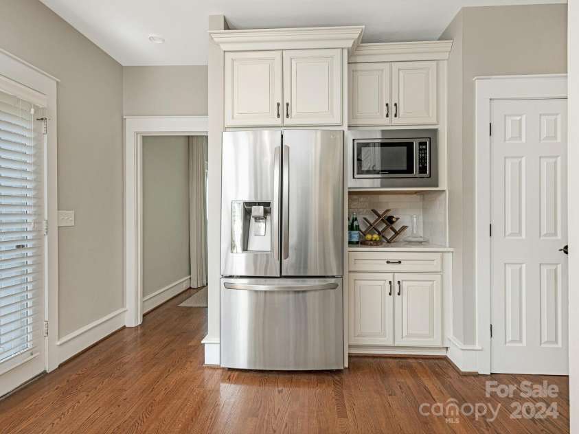1218 Wareham Court, Charlotte, NC 28207.  MLS# CAR4177467, YatesRealty ID 665. Kitchen