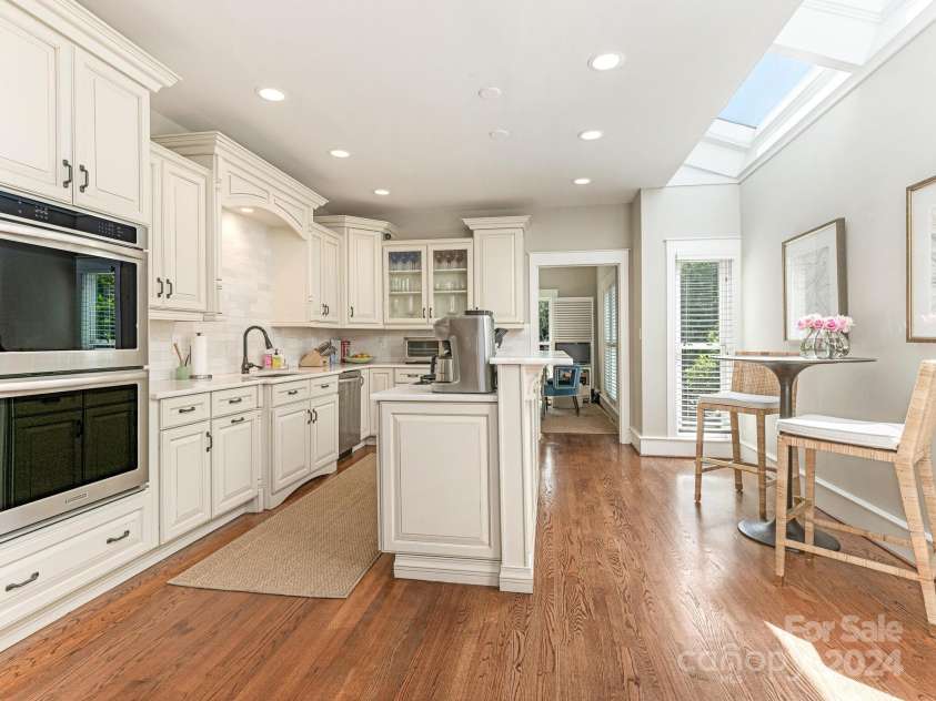 1218 Wareham Court, Charlotte, NC 28207.  MLS# CAR4177467, YatesRealty ID 665. Kitchen