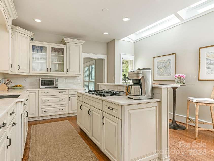 1218 Wareham Court, Charlotte, NC 28207.  MLS# CAR4177467, YatesRealty ID 665. Kitchen