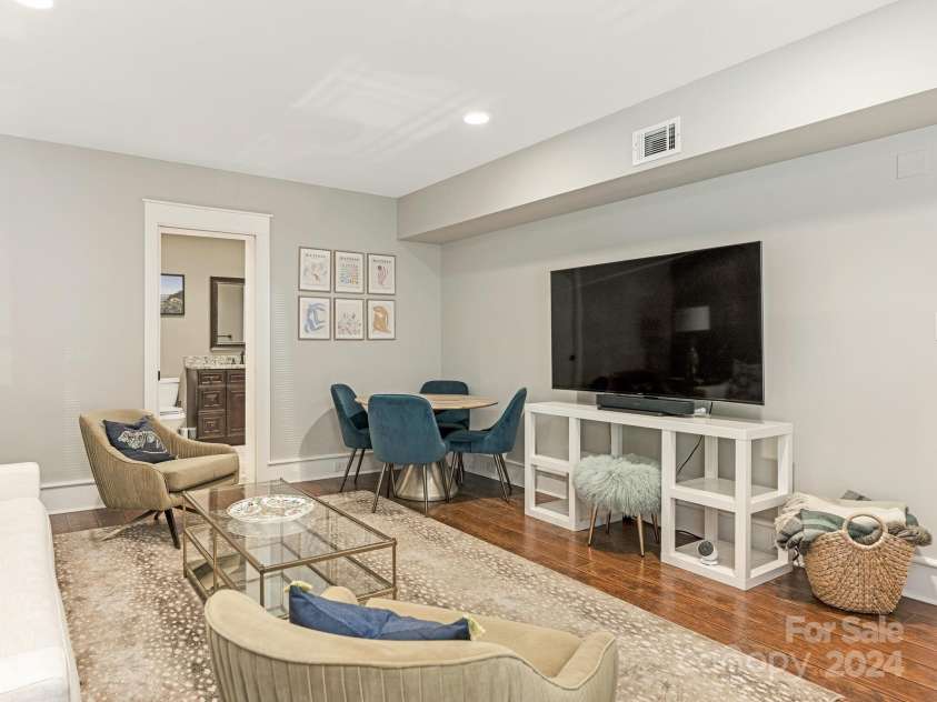 1218 Wareham Court, Charlotte, NC 28207.  MLS# CAR4177467, YatesRealty ID 665. Lower Level Bonus Room