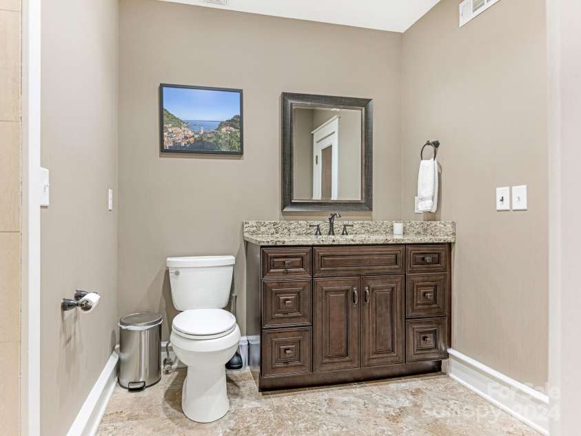 1218 Wareham Court, Charlotte, NC 28207.  MLS# CAR4177467, YatesRealty ID 665. Lower Level Full Bath