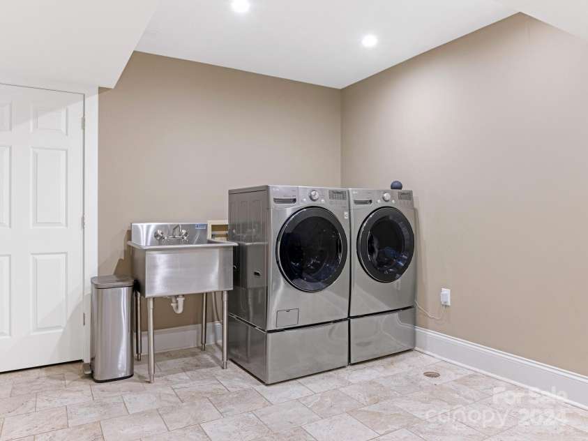 1218 Wareham Court, Charlotte, NC 28207.  MLS# CAR4177467, YatesRealty ID 665. Lower Level Laundry/Utility Room