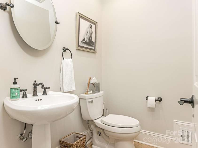 1218 Wareham Court, Charlotte, NC 28207.  MLS# CAR4177467, YatesRealty ID 665. Powder Room